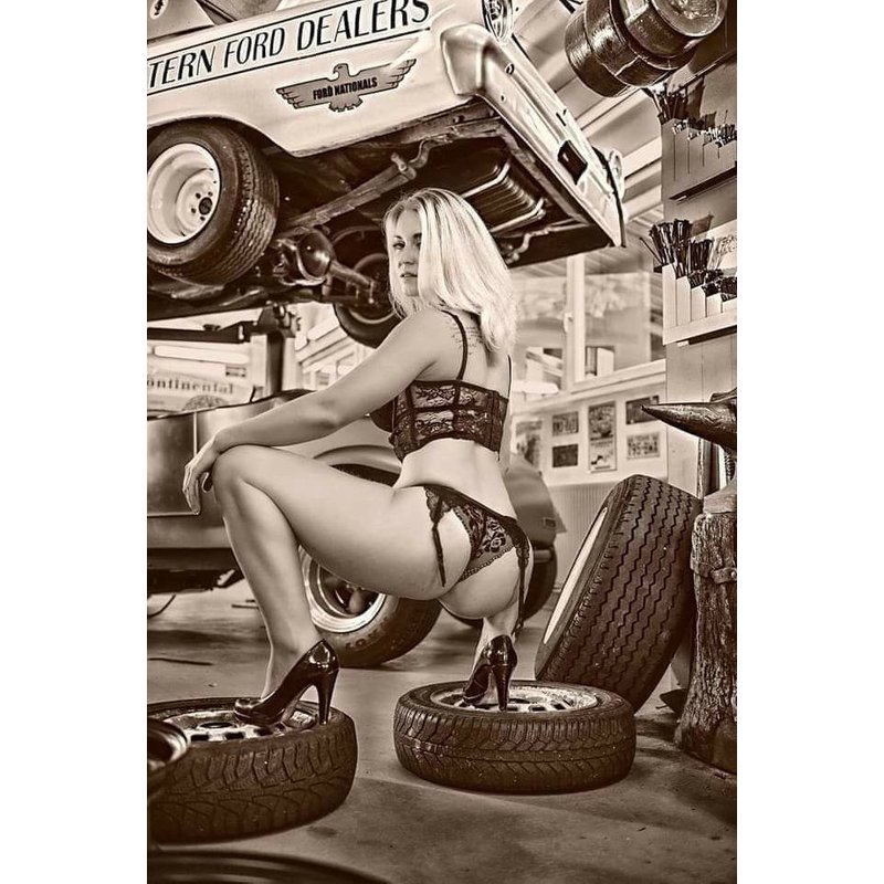 Plaque Pin Up Blonde Sur Des Pneus Devant Une Voiture Americaine 30x20cm Tole
