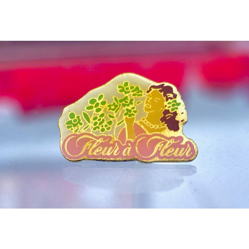 Pins Parfum Eau Jeune. Fleur A Fleur . Dame Et Fleurs. Eau De Toilette Marque Eau Jeune .