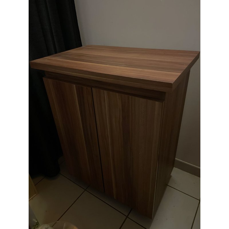 Meuble de rangement en bois contreplaqué.