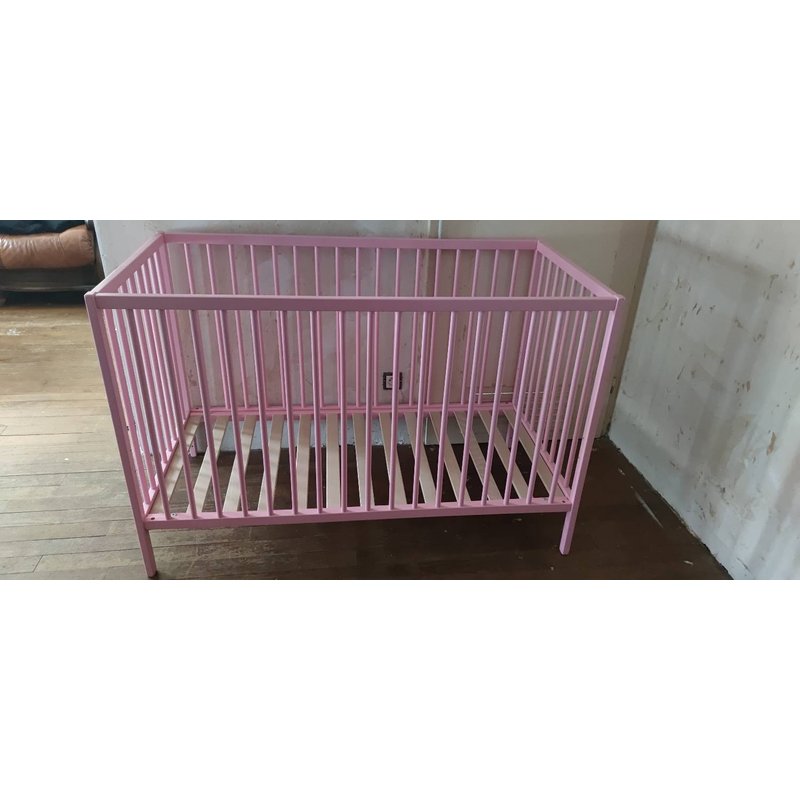 Lit a barreaux rose avec lattes pour bébé