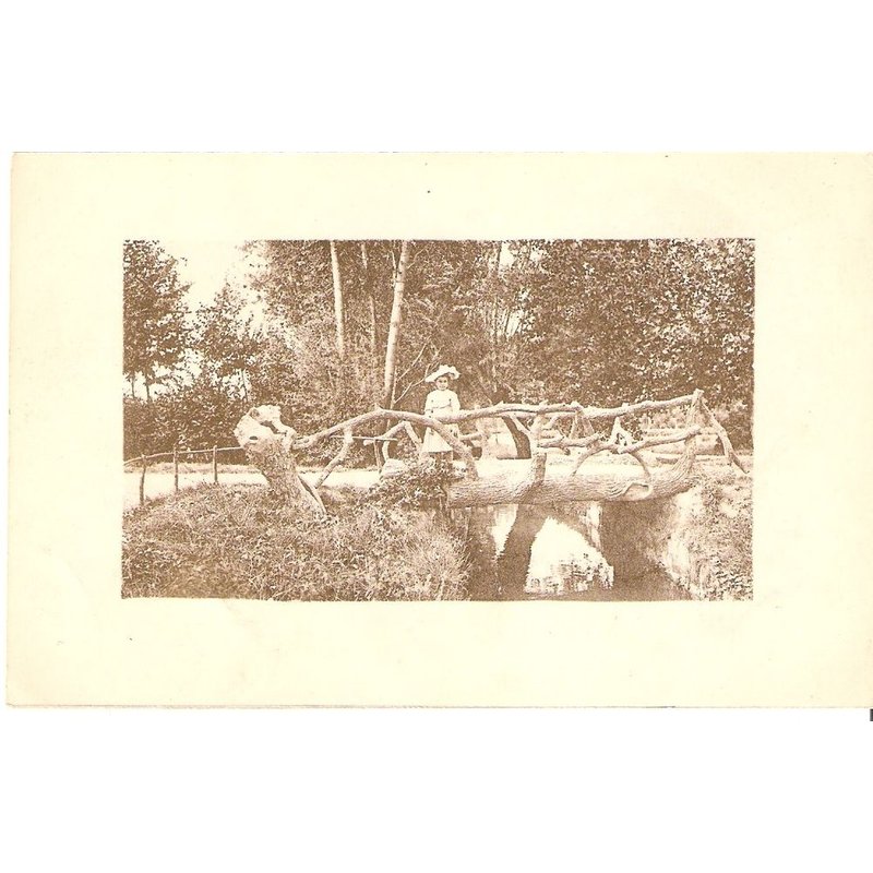 Photo D'une Petite Fille Sur Un Pont En Bois