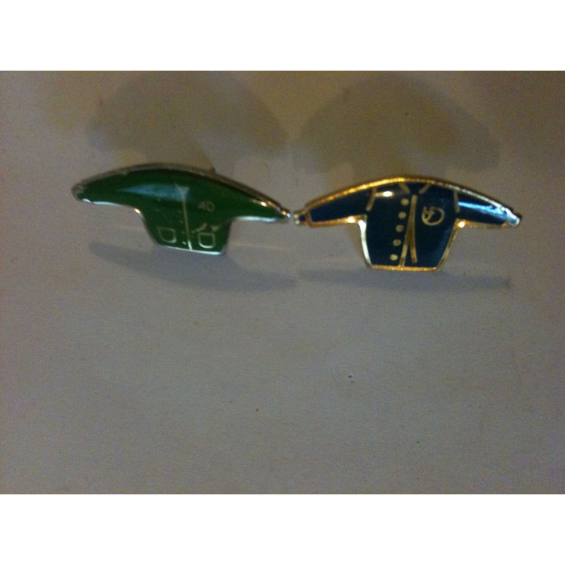 Lot De Deux Pin's Vêtements Sweat-Shirt