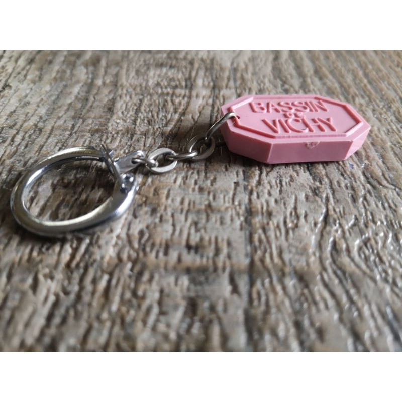 Porte Clefs Des Années60 - Bassin De Vichy - Vichy Central - Couleur Rose