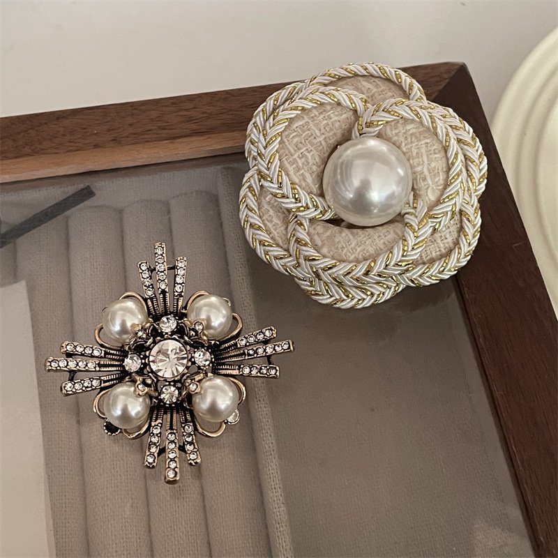 Fashionable medieval clip, niche camellia pearl brooch, light luxury, high-end feeling, small fragrant style brooch for