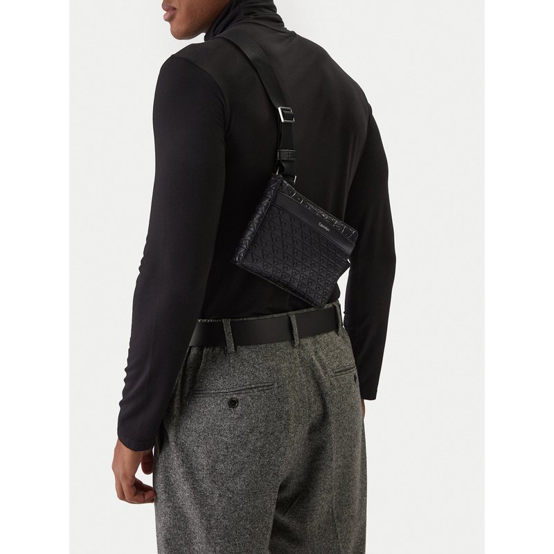 Umhängetasche Calvin Klein Emblem Aop Emboss Square Sling LV04D3277G Schwarz