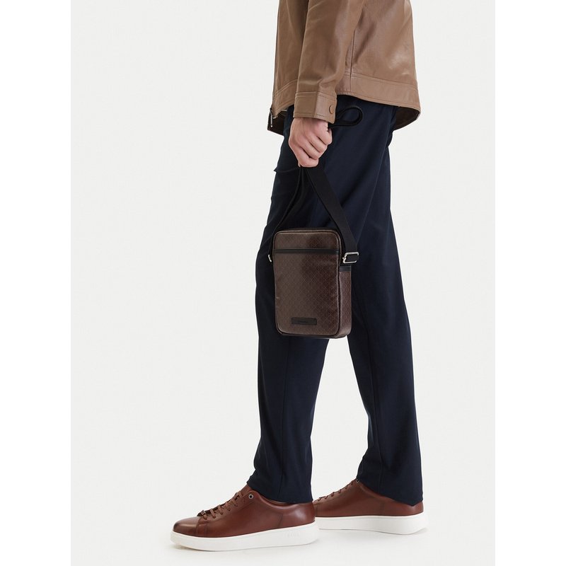 Umhängetasche Calvin Klein Emblem Aop Coated Slim Reporter LV04D3334G Braun