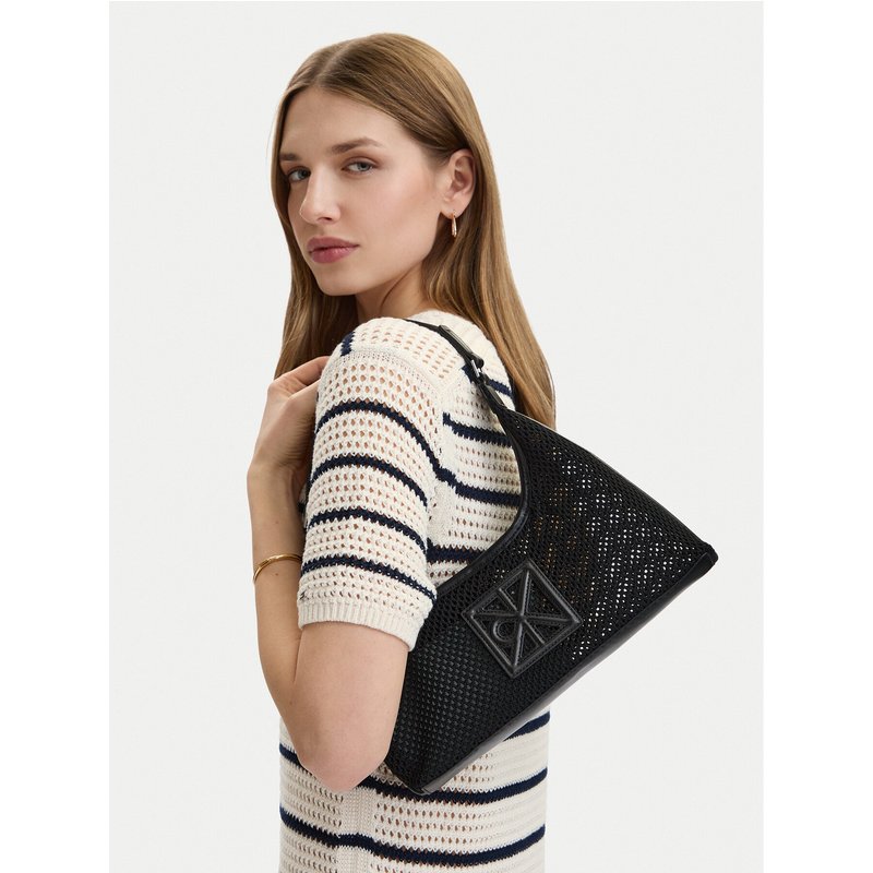 Handtasche Calvin Klein Emblem Mesh Shoulder Bag LV04F3381G Schwarz
