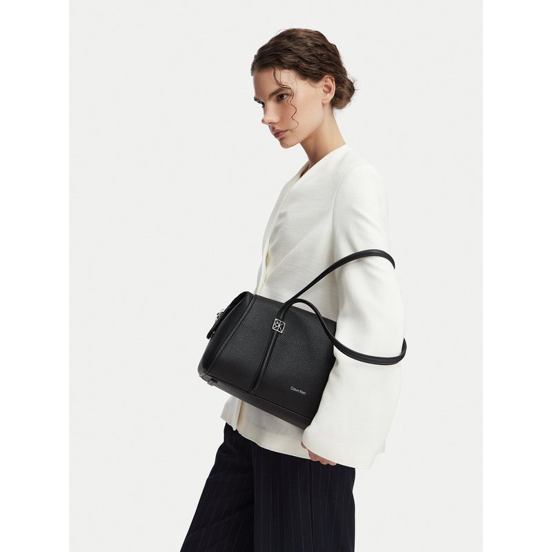 Handtasche Calvin Klein Emblem Hw Pebble Doctor Shoulder LV04F3614G Schwarz