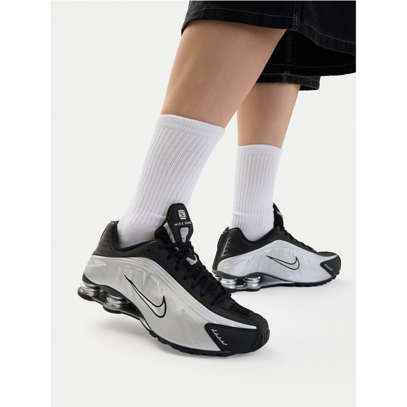 Sneakers Nike Shox R4 HQ1988 007 Silberfarben