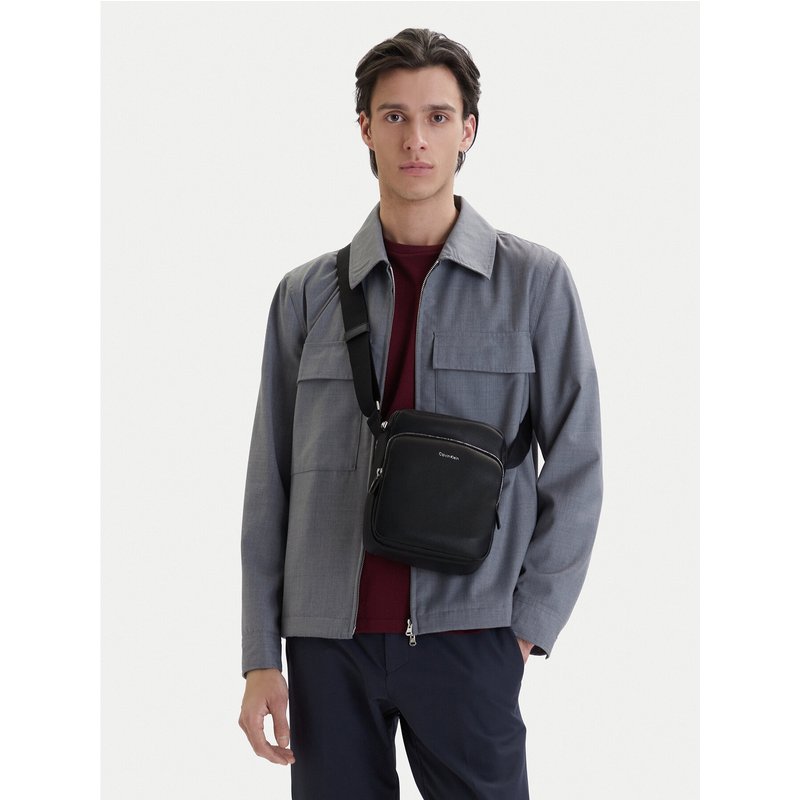 Umhängetasche Calvin Klein Raised Pocket Reporter LV04D3317G Schwarz