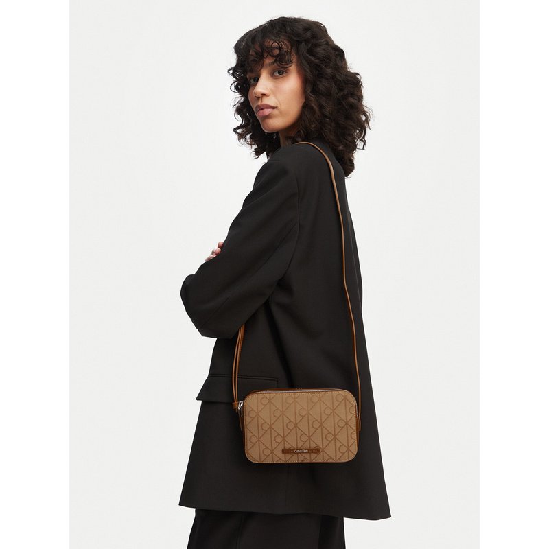 Handtasche Calvin Klein Emblem Aop Jacquard Camera Bag LV04F3533G Braun