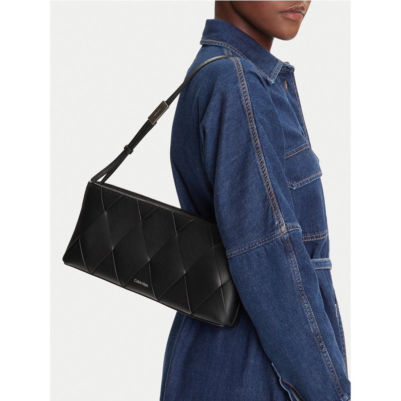 Handtasche Calvin Klein Ck Woven Elongated Shoulder Bag K60K612992 Schwarz