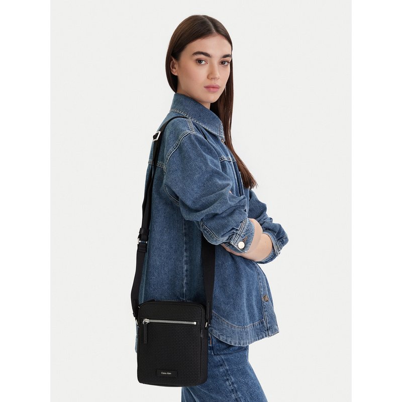 Umhängetasche Calvin Klein Embossed Woven Reporter LV04D3208G Schwarz