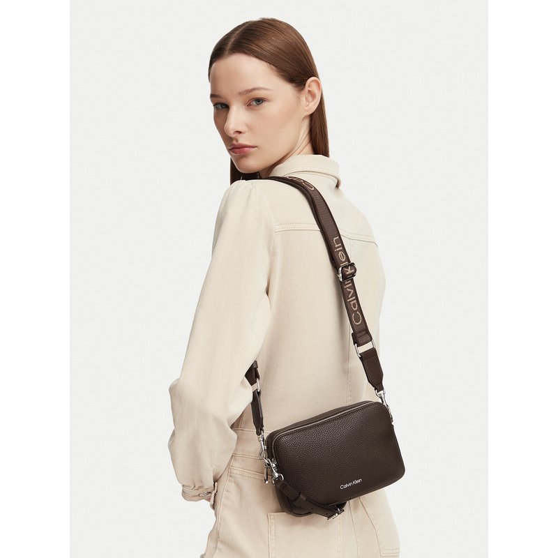 Handtasche Calvin Klein Webbing 2X Strap Camera Bag LV04F3656G Dunkelbraun