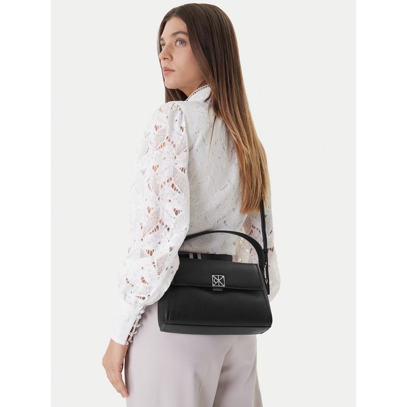 Handtasche Calvin Klein Emblem Hw Pebble Shoulder Bag 25 LV04F3425G Schwarz