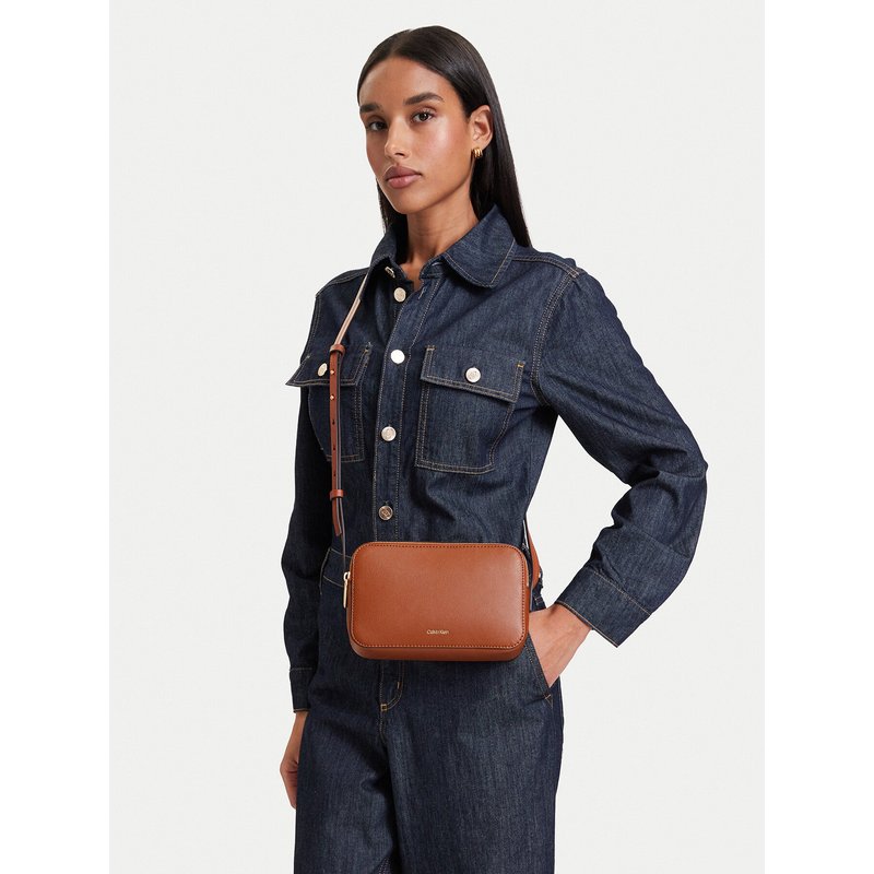 Handtasche Calvin Klein Foil Logo Elongated Camera Bag LV04F3276G Braun