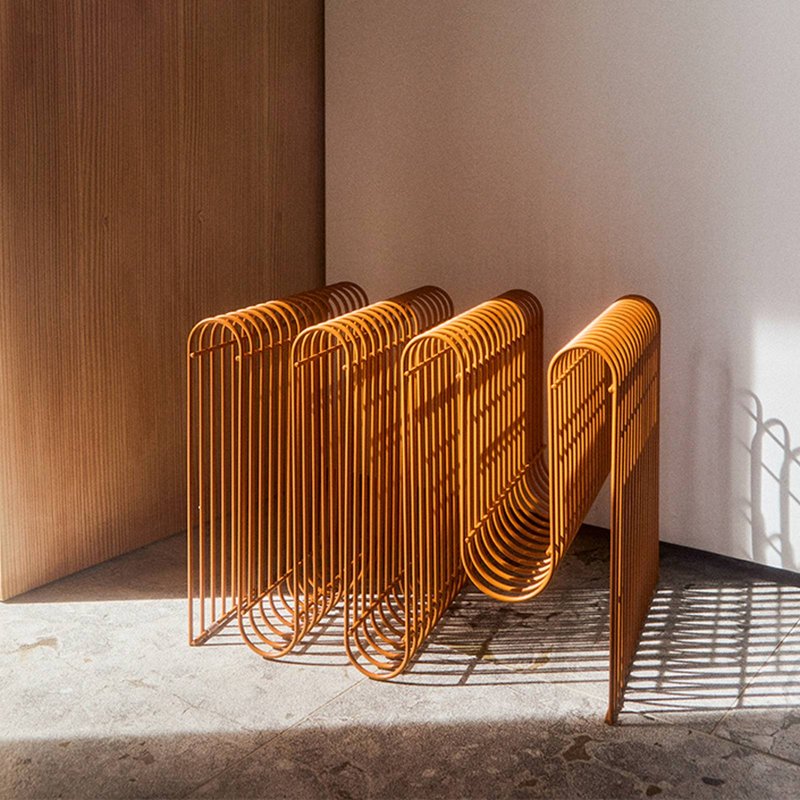 AYTM Porte-revues Curva, ambre, métal, 41 cm de long