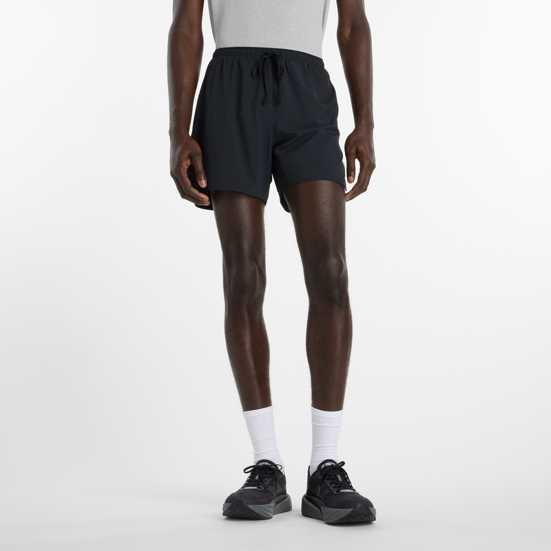 Levně Pánské šortky New Balance MB6180TABK – černé
