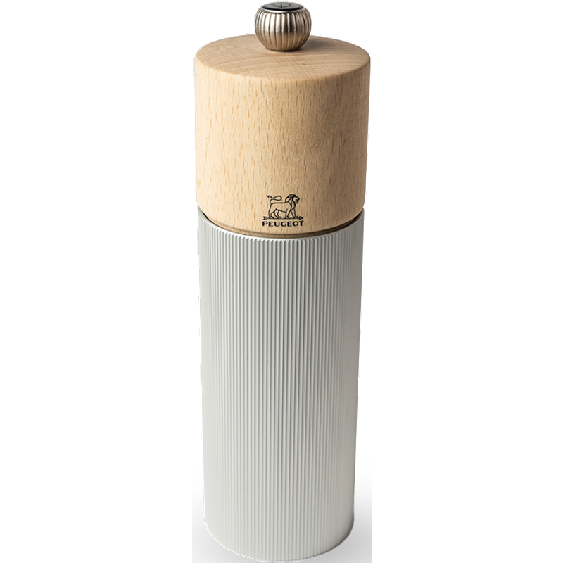 The play of materials between the natural wood and aluminum presented in this pepper mill demonstrates a more modern style for Peugeot and reflects its continuous drive for innovation. Line